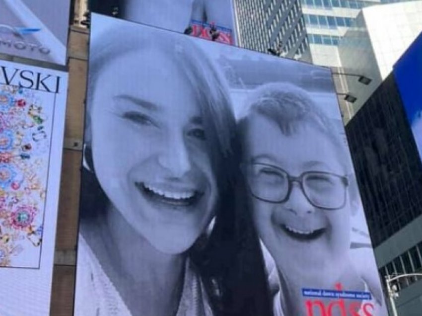 Në ekranin gjigant të Times Square-it në New York, shfaqet fotografia e Leon Arifit