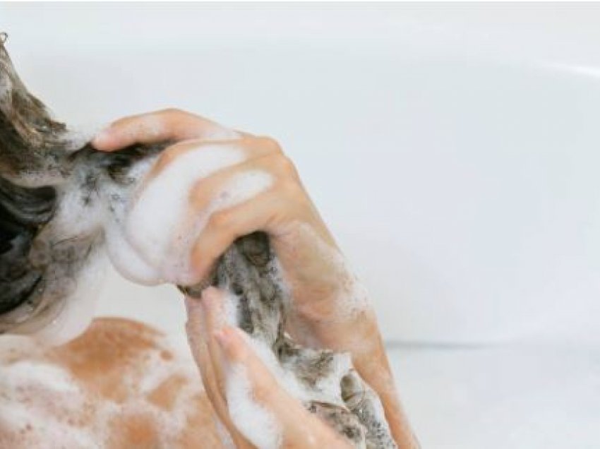 Pesë këshilla në përdorimin e shamponit që të keni flokë të shëndoshë