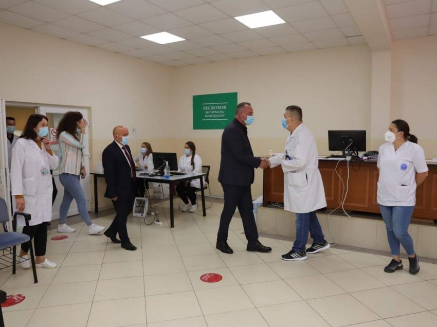 Bashkim Ramosaj ofron mbështetje për stafin shëndetësor në Deçan, prioritet punësimi i mjekëve të rinj