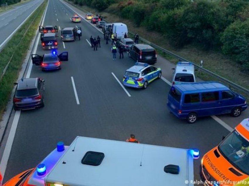 Mbyllet një autostradë në Gjermani, raportohet për pengmarrje të dy shoferëve të autobusit