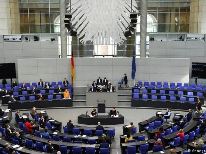 Bundestagu po bëhet gjithnjë e më i madh
