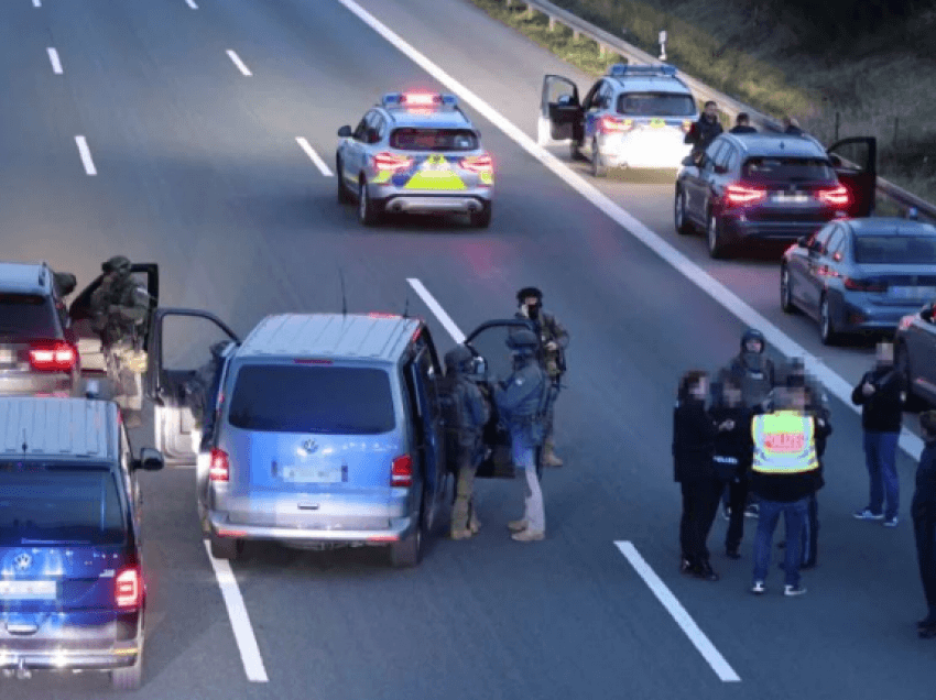 Autobusi ishte nisur drejt Serbisë, lirohen pas disa orësh pengjet në Gjermani, arrestohet një person