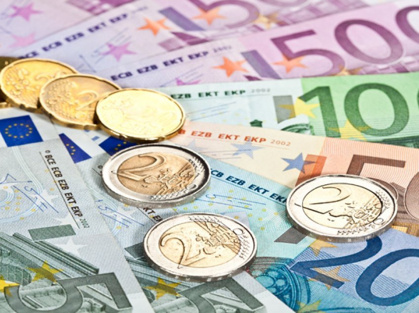 Bie vlera e Euro-s në nivelin më të ulët në 14 muajt e fundit
