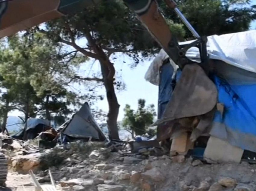 Shembet kampi i refugjatëve/ Greqia shkatërron strukturën famëkeqe që mbipopullohej