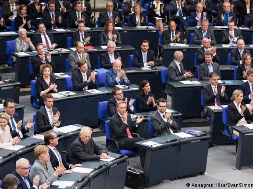 Bundestagu i dominuar nga burrat - Gratë jo sa duhet të përfaqësuara