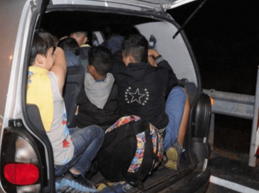Policia arreston një person nga Gostivari për trafikim me emigrantë