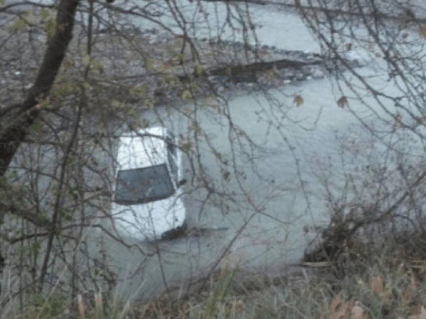Vetura bie në lum, vdes shoferi dhe lëndohen dy të tjerë