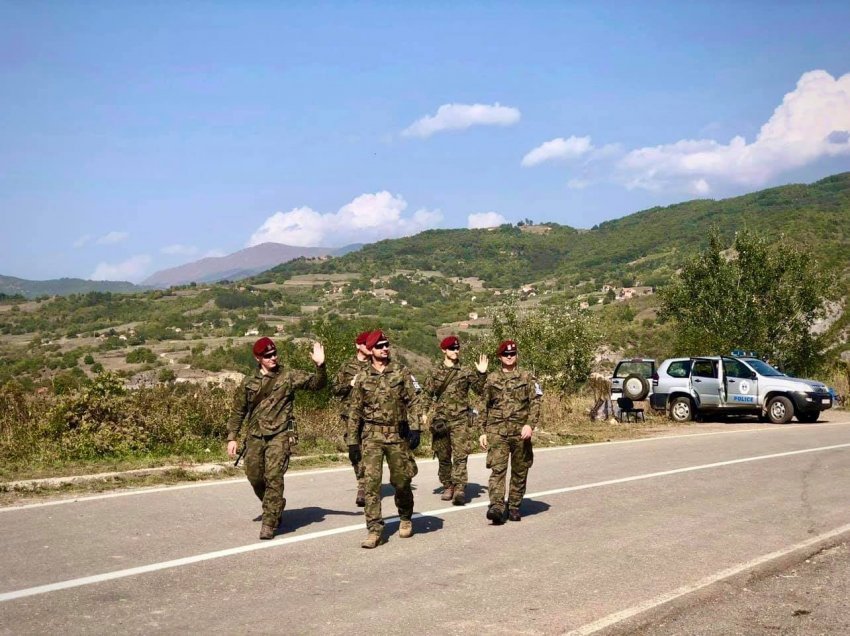 Ushtarët e KFOR-it kështu u përshëndeten me Policinë e Njësisë Speciale të Kosovës