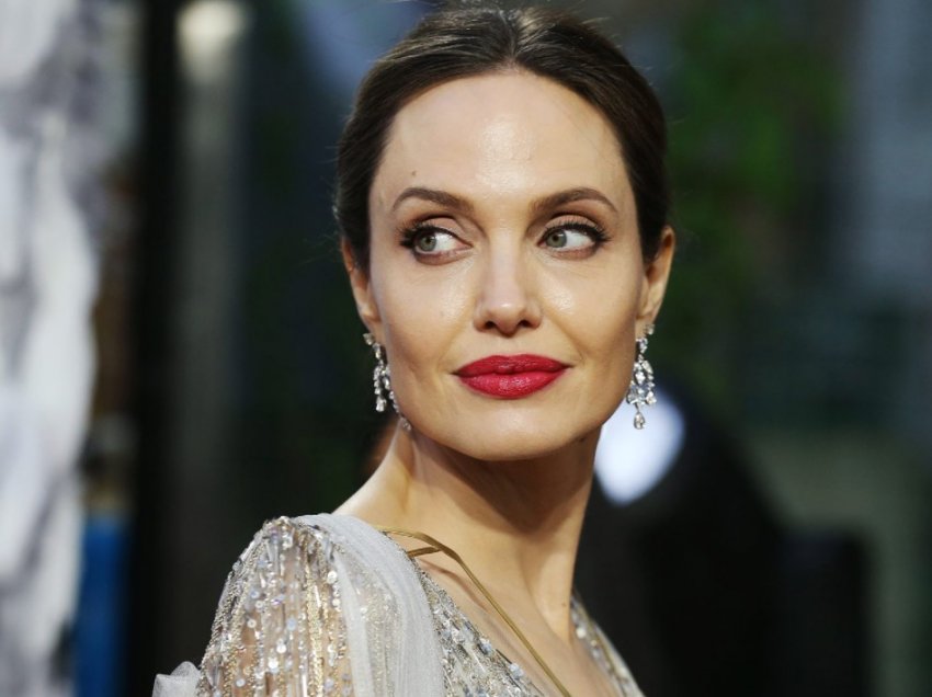 Angelina Jolie kapet mat me këngëtarin e famshëm