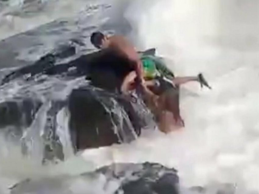 Pamje e tmerrshme kur një burrë u mundua të shpëtojë kolegen që po mbytej në det, por që të dy vdiqën