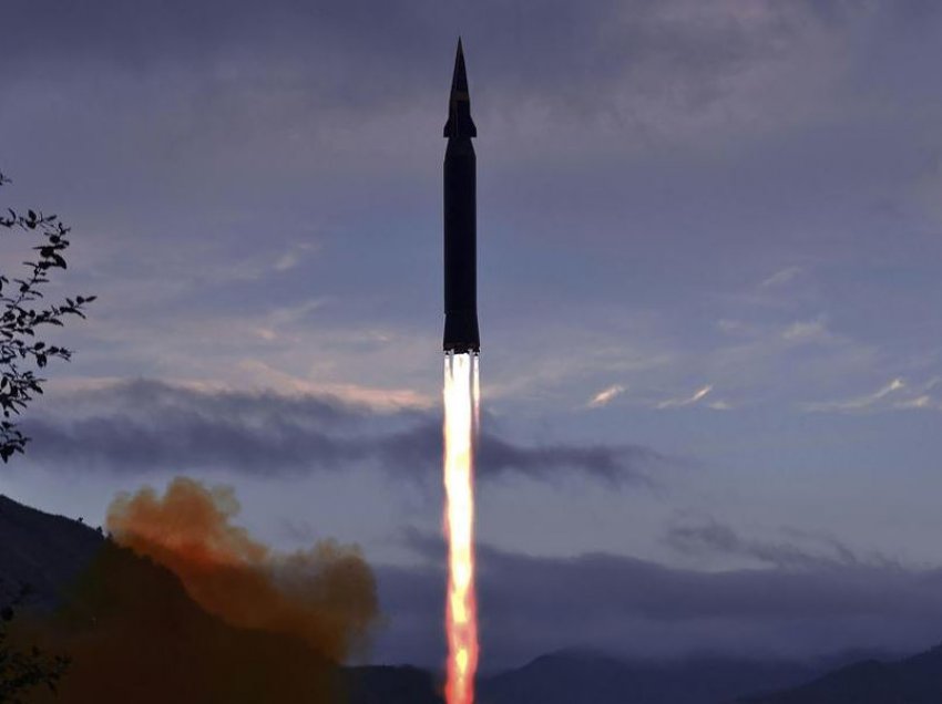 Koreja e Veriut testoi me sukses një raketë të re hipersonike
