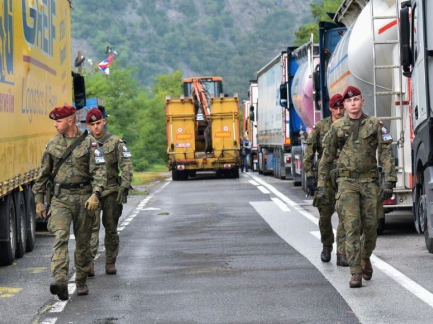 Rreth 30 mjete barrikaduese largohen nga protestuesit serbë