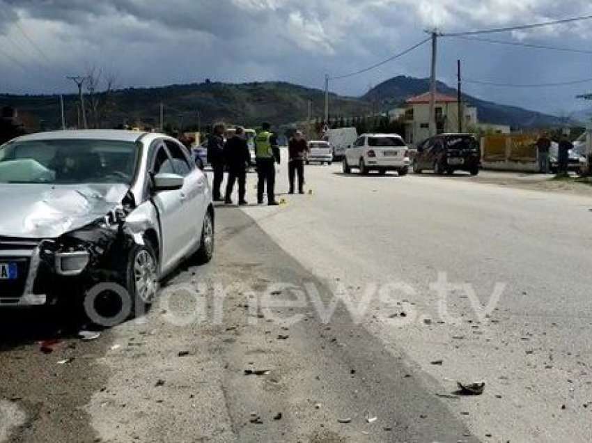 Përplasen dy makina në Berat, plagoset gruaja me të birin 9-vjeç