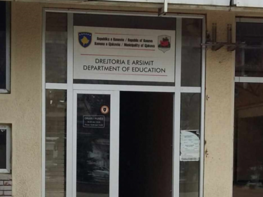 Drejtoresha e Arsimit në Gjakovë reagon për incidentin me shaminë në shkollë