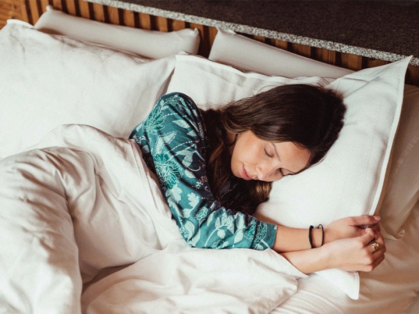 Gjumi pa jastëk: Përfitimet dhe efektet në shtyllën kurrizore