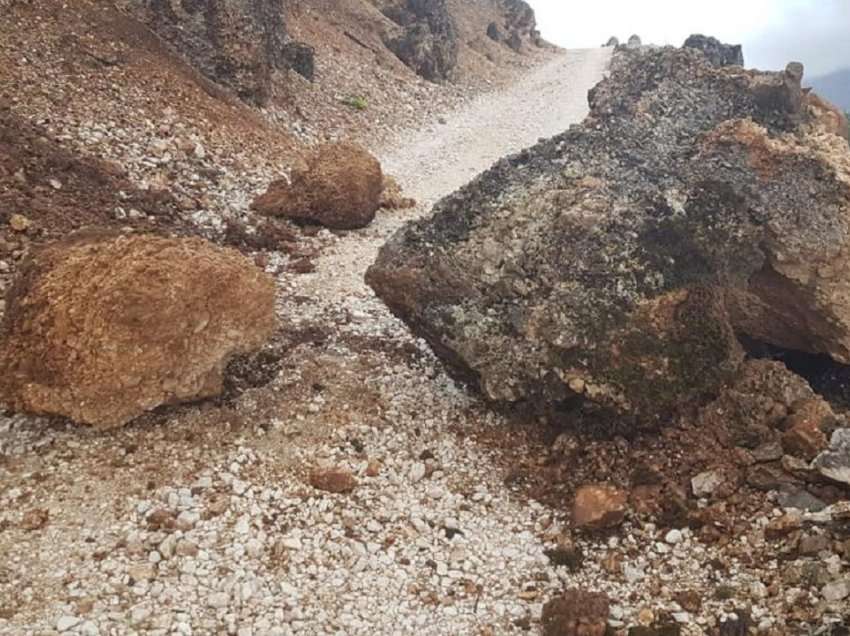 Shiu bllokon rrugët në Gjirokastër, shkëputen gurë nga shkëmbi në disa akse