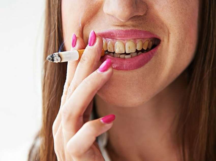 Pini duhan dhe dhëmbët tuaj janë të verdhë? Rikthejeni bardhësinë e tyre me këtë mrekulli të natyrës