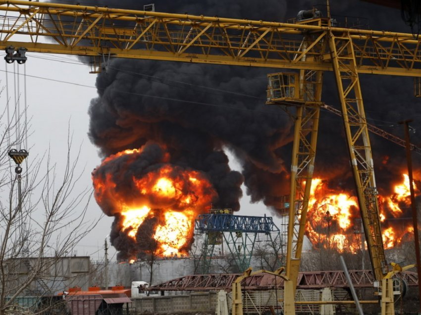 Rusia sulmon rafinerinë më të madhe të naftës në Ukrainë