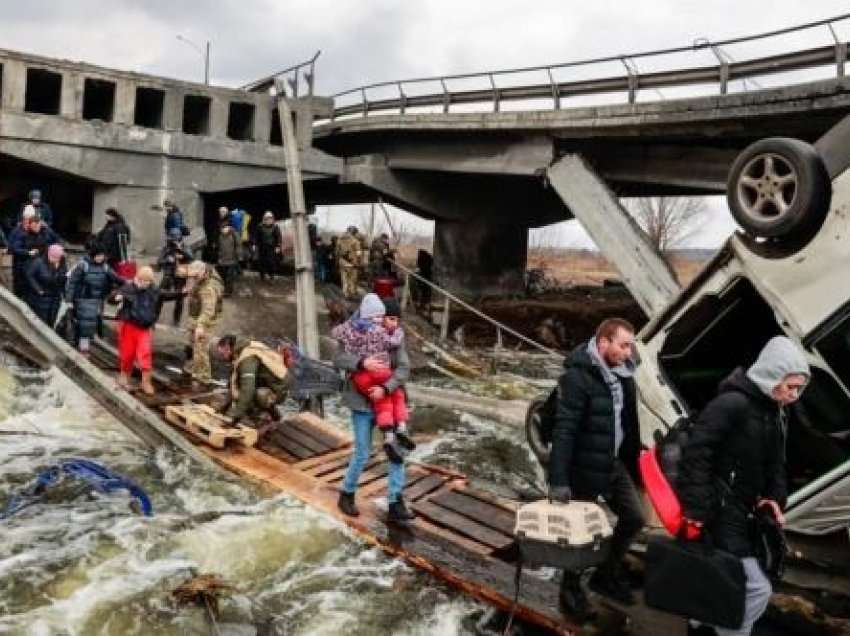 Mijëra ukrainas u evakuuan nga qytetet ku po luftohet