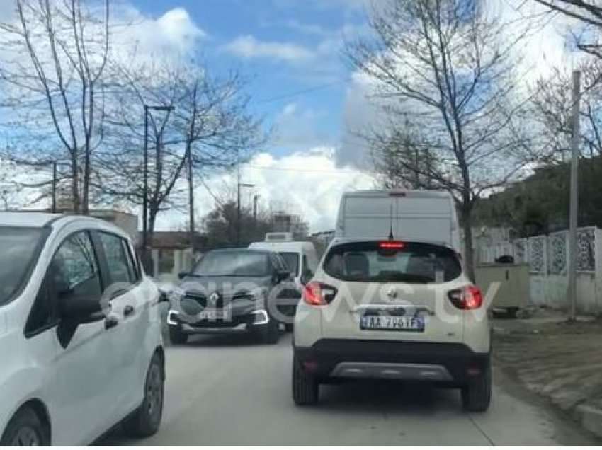 “Dita pa makina” trafik i rënduar në Vlorë, krijohen radhë të gjata automjetesh në rrugën e “Unazës”	