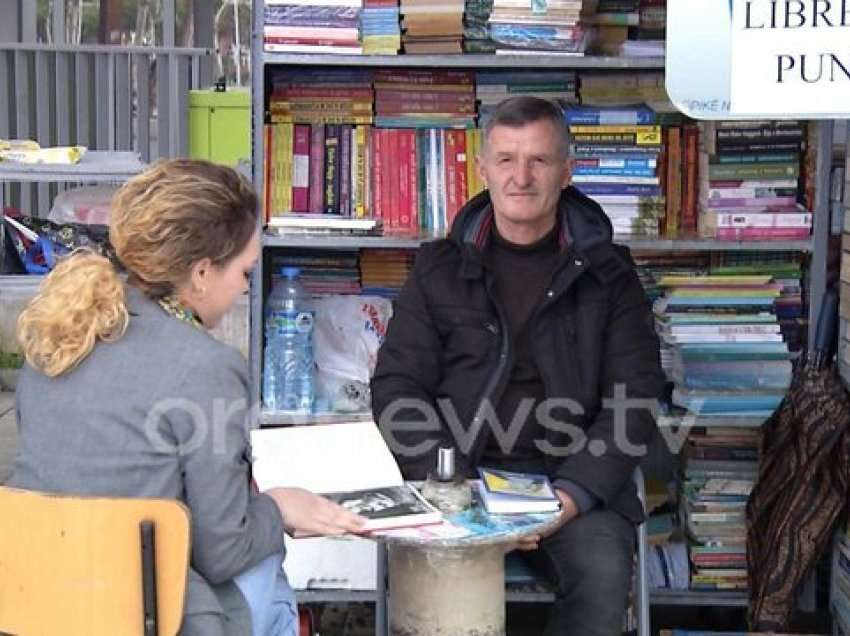 Ambulantët që shesin dije, historia e 58-vjeçarit që prej 25 vitesh tregton libra në trotuaret e Tiranës