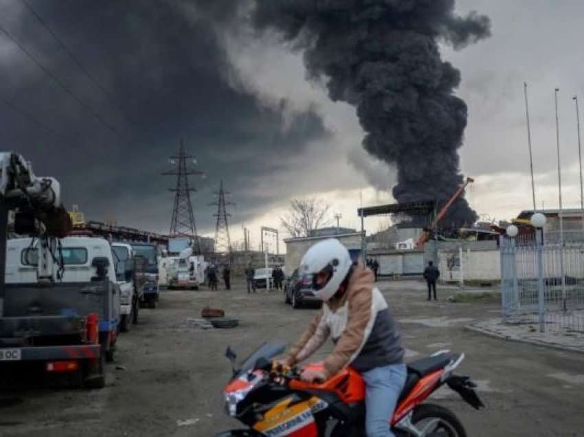 Rusia thotë se ka sulmuar rafineri të naftës në Odesa