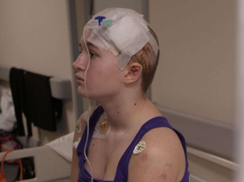 Mrekulli: 13 vjeçarja të cilës i mbeti një copë në tru pas sulmit rus, po shërohet