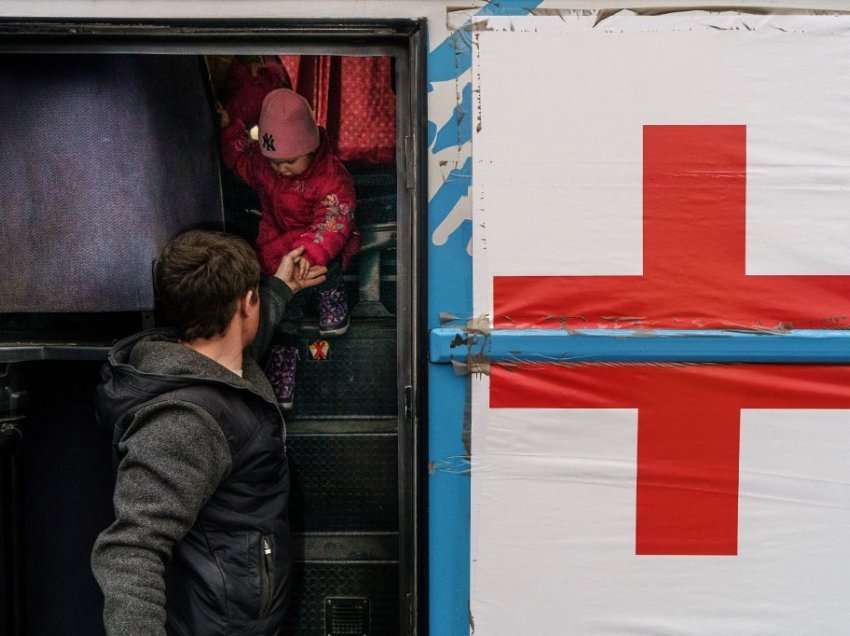 Ekipi i Kryqit të Kuq u lirua, pas ndalimit për të shkuar në Mariupol