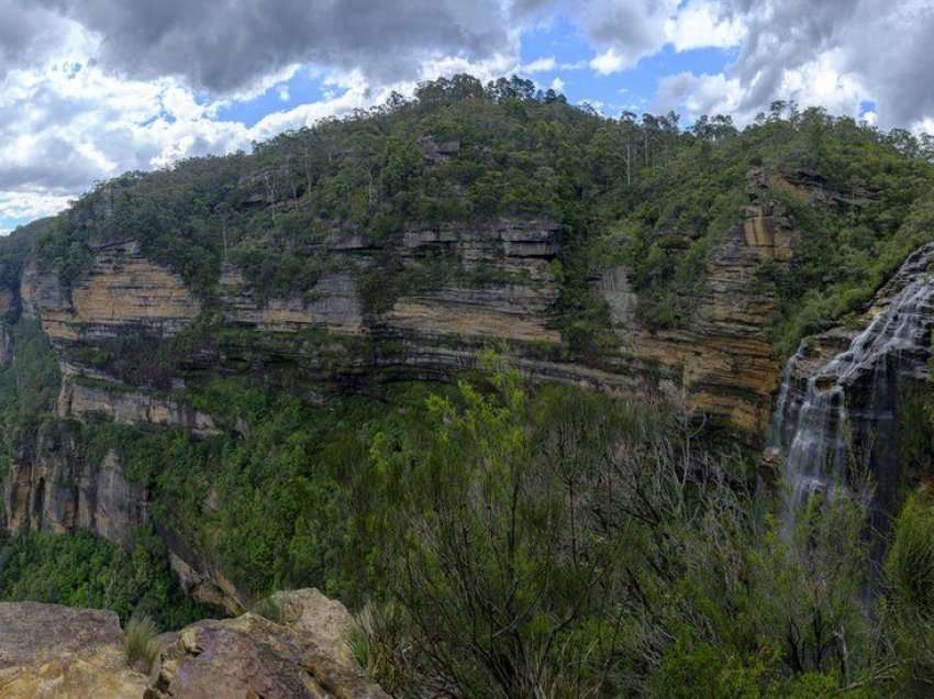 Turistët britanezë, babë e bir vdesin nga rrëshqitja e shkëmbinjve në një mal në Australi