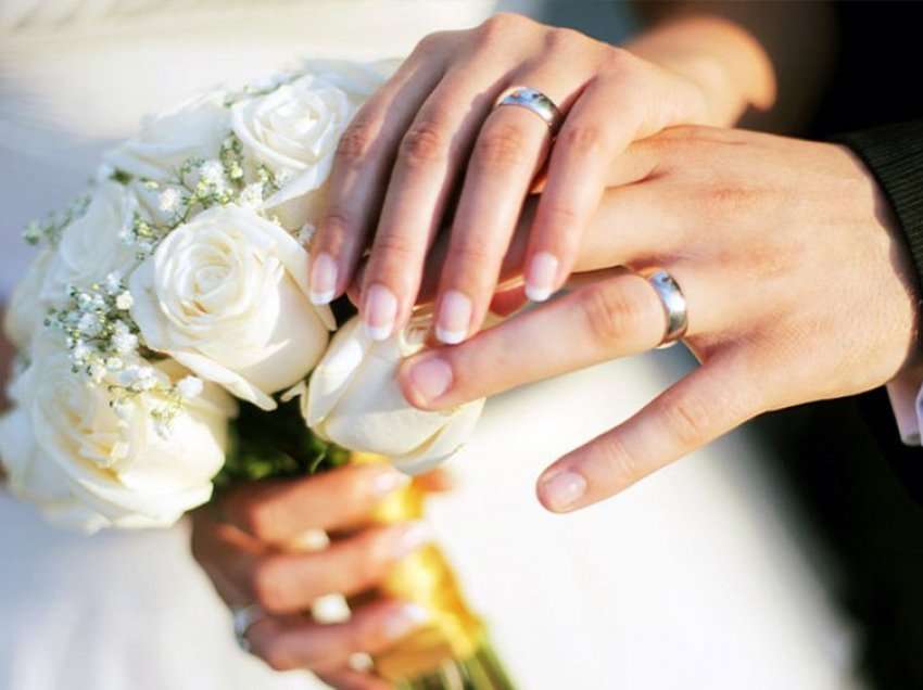 Arsyeja do t’ju emocionojë, ja përse unaza e martesës vendoset në dorën e majtë?