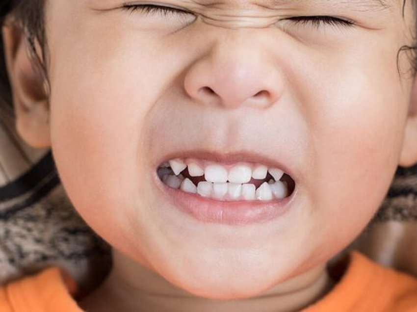 Fëmija juaj shtrëngon dhe kërcet dhëmbët në gjumë? Shtoni në dietën e tij këto ushqime