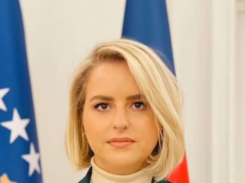 “Komplimente për dukjen”, këshilltarja e presidentes reagon ndaj Eliza Hoxhës