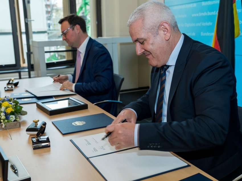 Zyrtarizohet marrëveshja për patentë shoferët me Gjermaninë, Sveçla nënshkruan vendimin
