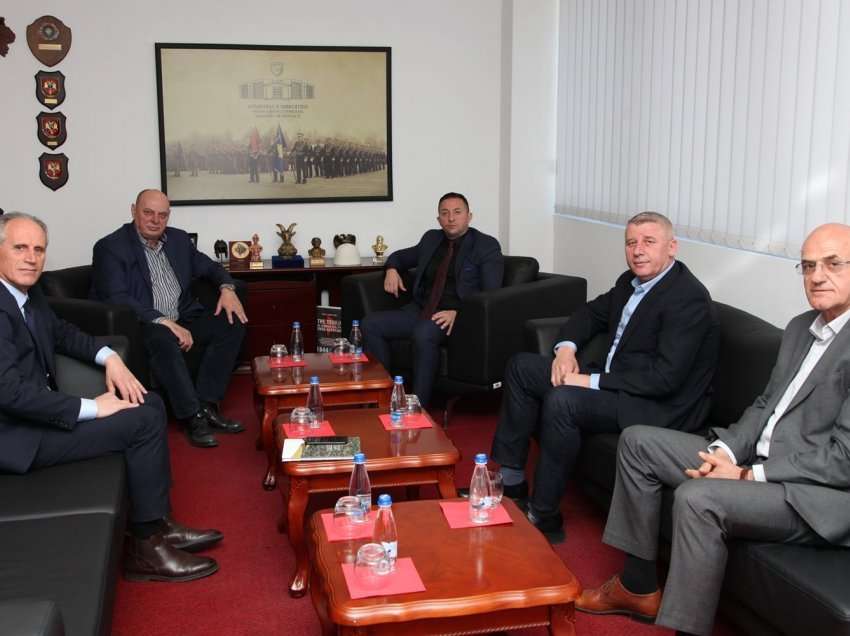 Ministri Mehaj takon ish-komandantët e pensionuar të FSK-së