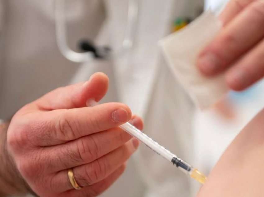Zyrtarët e BE-së: Është herët për të konsideruar dozën e katërt të vaksinës