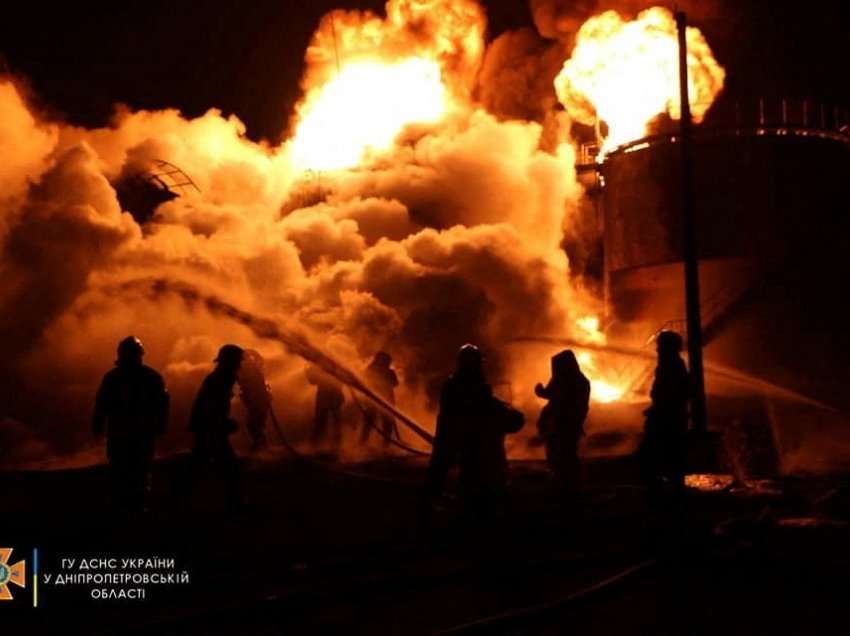 Zjarrfikësit luftojnë me flakët në një depo të naftës pas sulmit rus