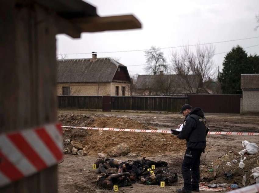 Trupa të djegur dhe të vënë njëri mbi tjetrin, ndër tmerret më të fundit në Bucha të Ukrainës
