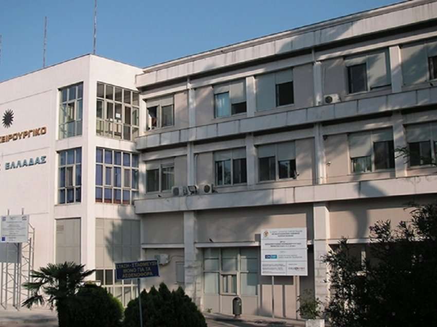 Zjarr në spitalin COVID në Selanik/ Të bllokuar 20 pacientë të intubuar, një i vdekur