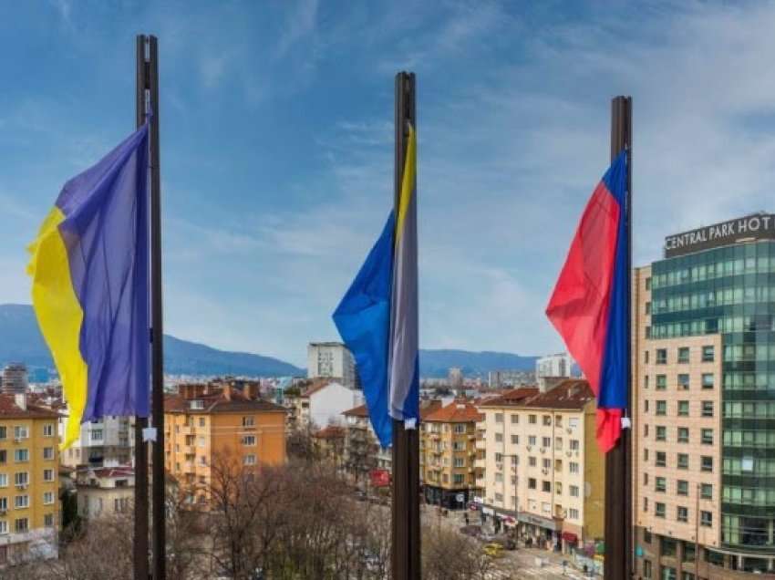 Bullgari, flamujt e dizajnuar nga artisti shqiptar Sala valojnë pranë Pallatit Kombëtar të Kulturës