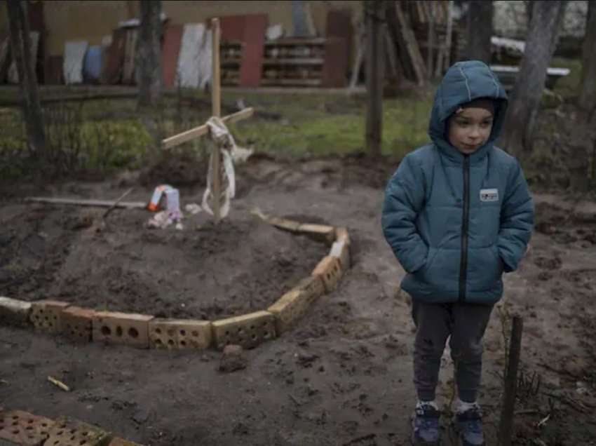 Vladi i vogël qëndron i trishtuar pranë varrit të nënës së tij/ Fati tragjik pas kësaj fotoje nga Bucha që po bën xhiron e botës
