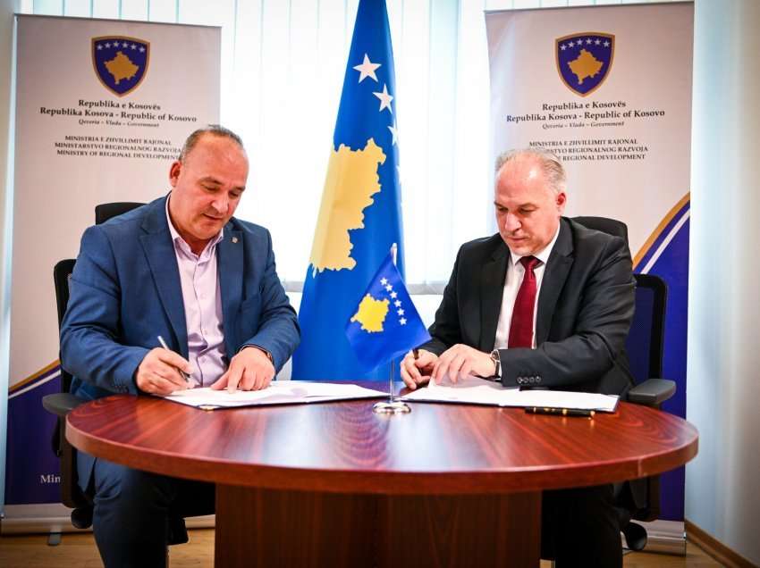 Nënshkruhet marrëveshja financiare për projektin e stacionit të autobusëve në Podujevë