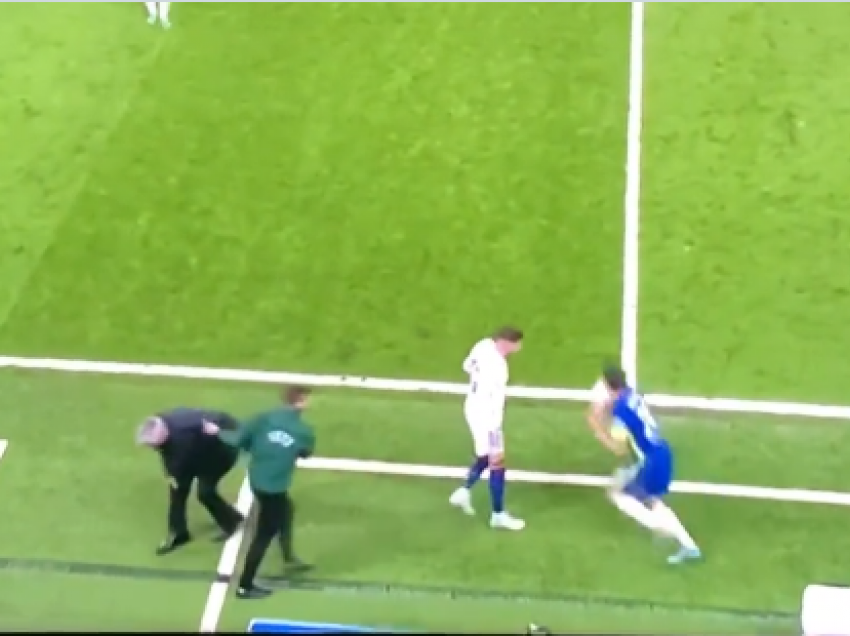 Momente virale, shihni Ancelottin që dëmtohet nga lojtari i tij