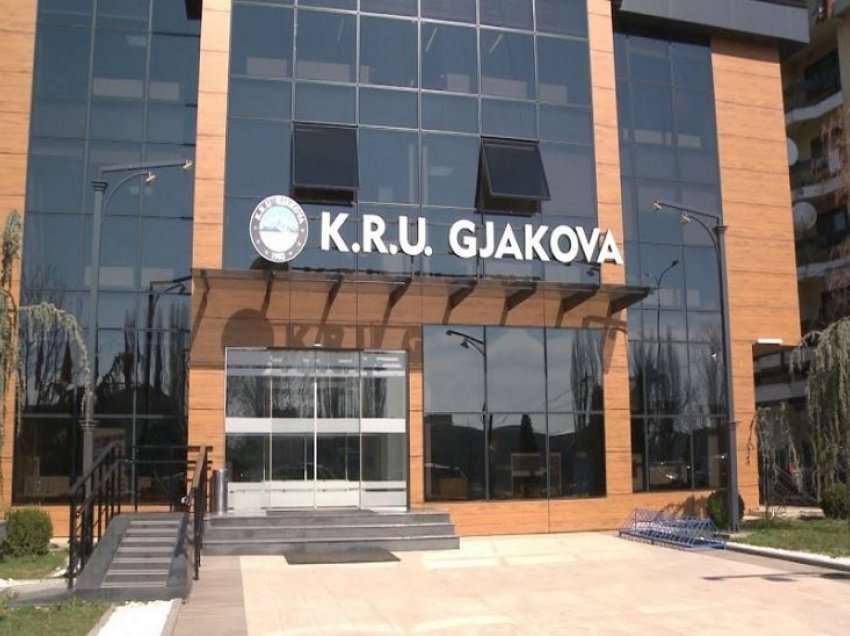 KRU “Gjakova”: Vazhdojnë edhe sot punimet në shtrirjen e gypit të ri në rrugën “Skënderbeu”