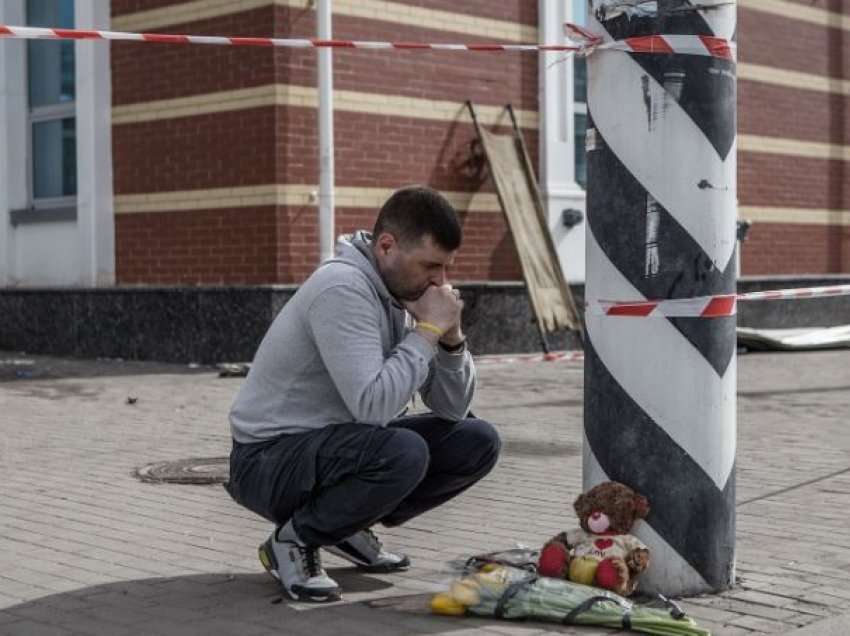 Numri i të vdekurve shkon në 57 nga sulmi në stacionin e trenit në Kramatorsk