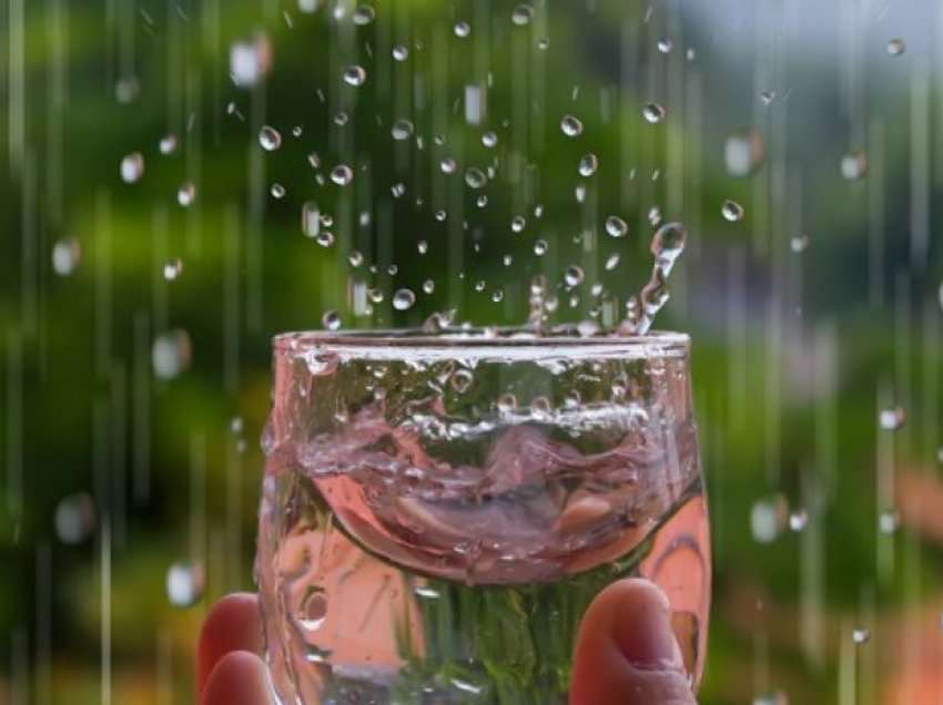 A mund të pini ujë shiu pa e zier atë?