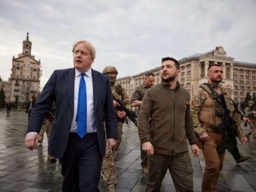Misioni i guximshëm/ Boris Johnson udhëtoi për në Kiev fshehurazi, ndërsa fotot tregojnë kolonën e re ruse prej tetë miljesh