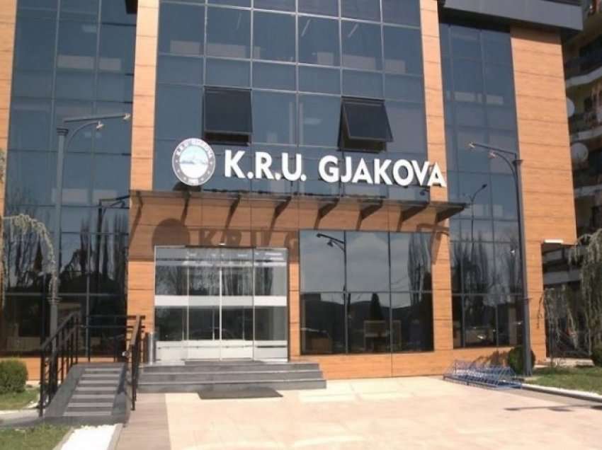 Ekipa e KRU “Gjakova” të angazhuar në pastrimin e Ujëmbledhësit