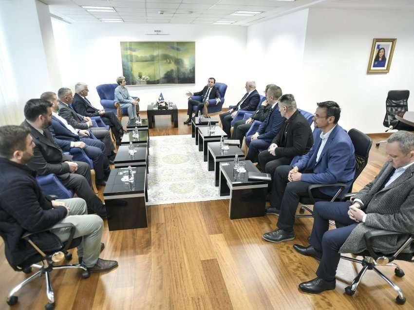 Kryeministri Kurti takon përfaqësuesit politikë të shqiptarëve në Luginë, ja çfarë diskutuan