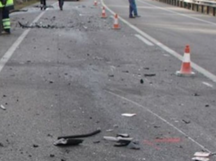 Aksident mes një veture dhe një motoçiklete, lëndohet një person në Mitrovicë