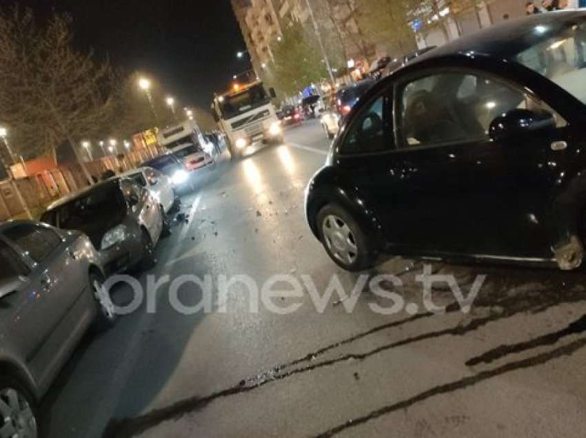 Përplasen dy makina në Durrës, plagoset 1 person